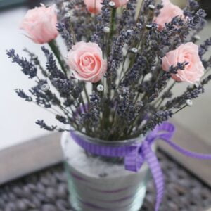 lọ hoa lavender khô kèm hồng tỉ muội