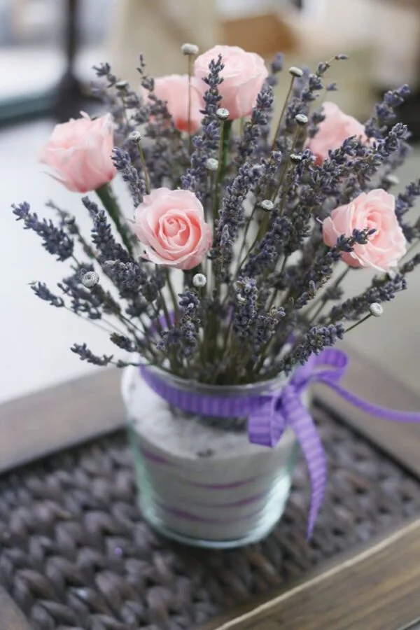 lọ hoa lavender khô kèm hồng tỉ muội